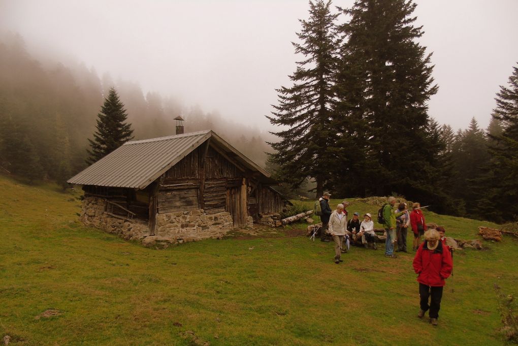 Randonnée découverte dans la brume qui révèle d'autres  paysages. Surprise ! Une cabane pour marcheurs fatigués ou perdus.