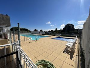 Piscine + pataugeoire du camping Bellevue et vue mer depuis le camping Bellevue