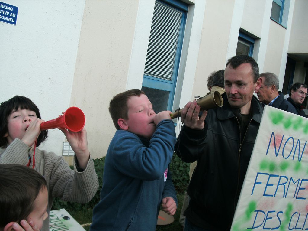 mobilisation devant l'inspection contre la fermeture des clis