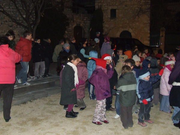 Vendredi 14 Décembre 2008
Le Père Noël nous a fait la surprise de venir accompagné de la Mère Noël et en caleche.