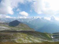 L'arrivée au col avec une vue sur le Mont Blanc. Plus loin se dessine la Tête du Colonney.