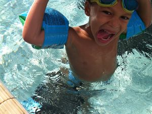 La moustiquaire, lucas et hugo à la piscine et la plage rien que pour nous !!!