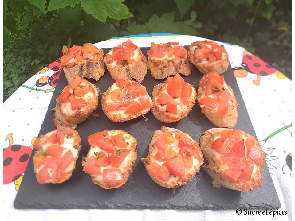Crostini tomates mozarrella au pesto rosso - Recette en vidéo