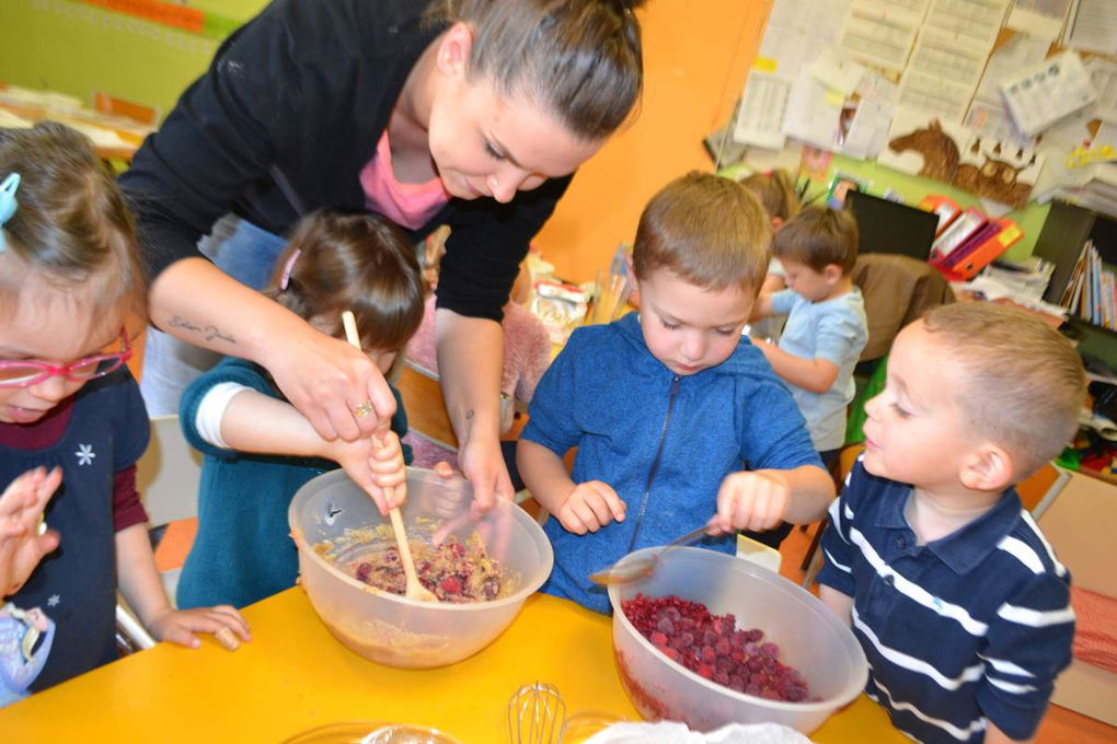 ATELIER CULINAIRE... Confection d'un gâteau et dégustation de framboises...