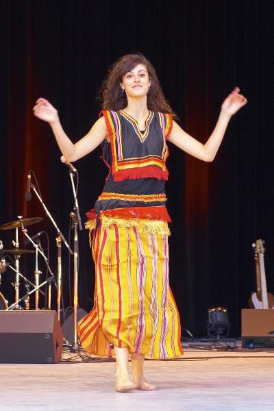 Photos de femmes kabyles: chanteuses, danseuses, miss,... célèbres ou anonymes.