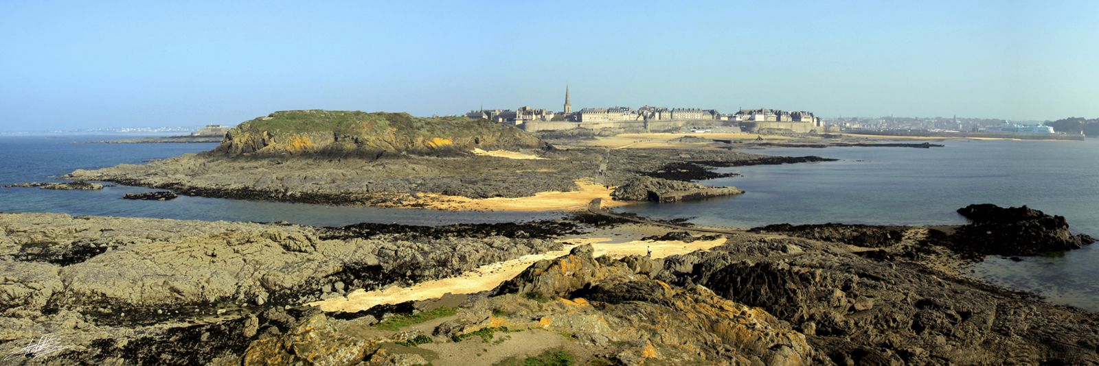 Photographie panoramique de Saint-Malo. Tirage grand format. Photographie de Yann Chollet, photographe d'entreprises à Dinan, Saint-Malo, Dinard.