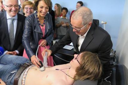 La ministre de la Santé fait passer une échographie à distance