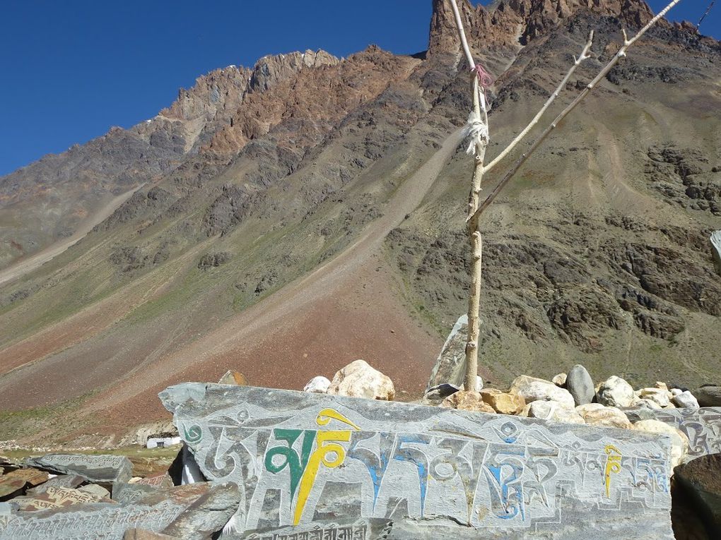 un petit groupe de 7 personnes part pour un treck au Zanskar, une étape au village de Sking 