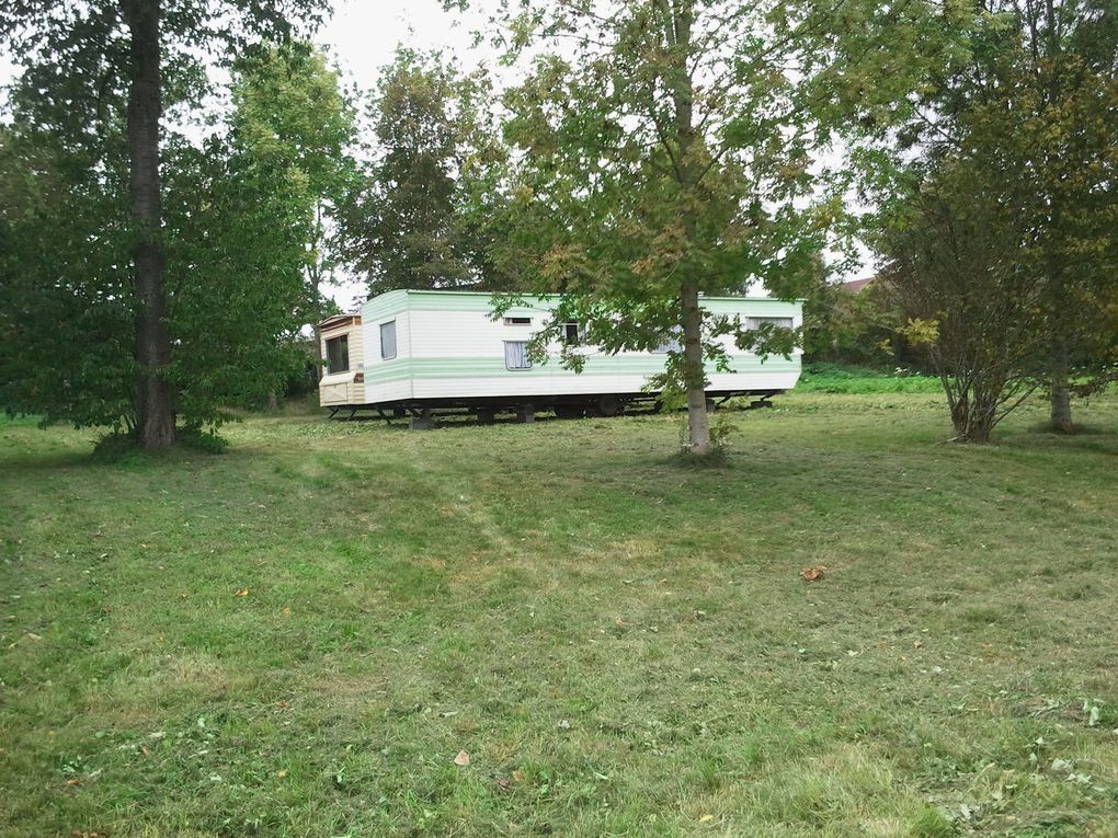 les Mobilhomes sont installés sur le terrain; On aménage entre les deux; les intérieurs après restauration.