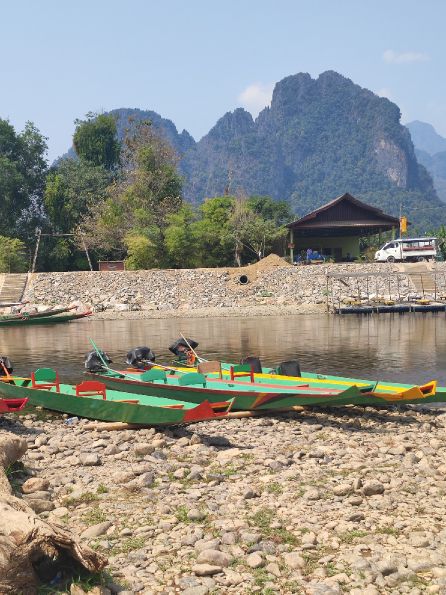 Laos : VANG VIENG et VIENTIANE 