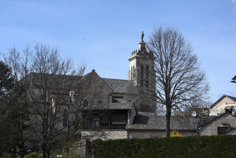 L'Eglise dédiée à St Privat dont on voit la statue à son sommet  