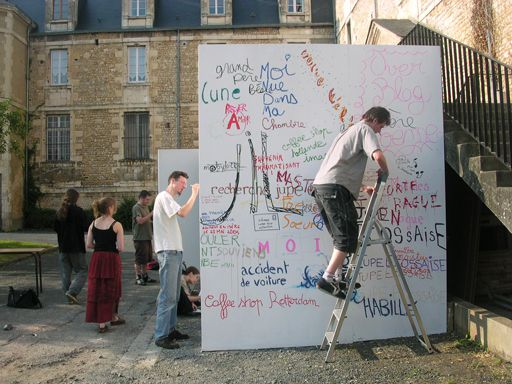 <P><FONT color=#000080>Ici les personnes sont invitées à rentrer dans l'ALGECO, là où se trouve la table avec tous les mots clés (imprimés sur papier) qui ont été tapés par des internautes dans des moteurs de recherche, et qui les ont mené vers le blog "Souviens-moi".</FONT></P>
<P><FONT color=#000080>À eux de choisir un ou plusieurs papiers et d'en écrire le contenu avec l'outil de leur choix à l'extérieur de l'ALGECO.</FONT></P>