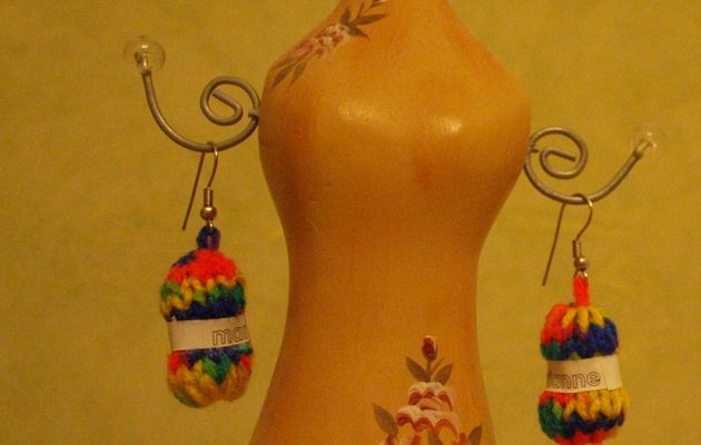 Tuto : boucles d'oreilles de mini pelotes de laine