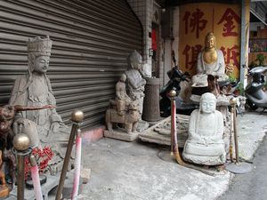 Fort San Domingo. Alignement de canons chinois, seul celui du fond, explosé est d'origine hollandaise. Place du gouverneur anglais. L'heure du Thé. Fuyou temple (culte de Matzu) et ses protecteurs. Le maison du Bhoutan : vente directe de bouddhas.