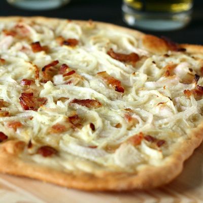 Comment réaliser une tarte flambée alsacienne ?