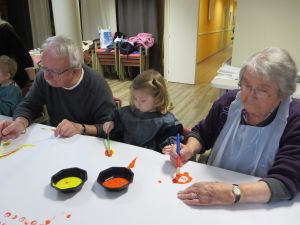 Confection par les petits et les résidents d'une fresque murale...