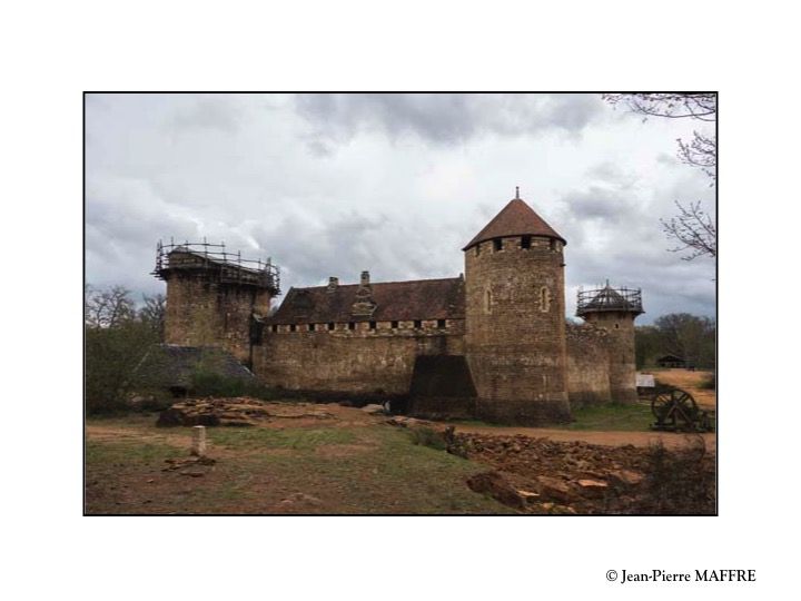 Un château fort construit actuellement avec les outils et le savoir-faire du moyen âge. Avec toute mon admiration et mon respect pour tous les “œuvriers“ de Guédelon.