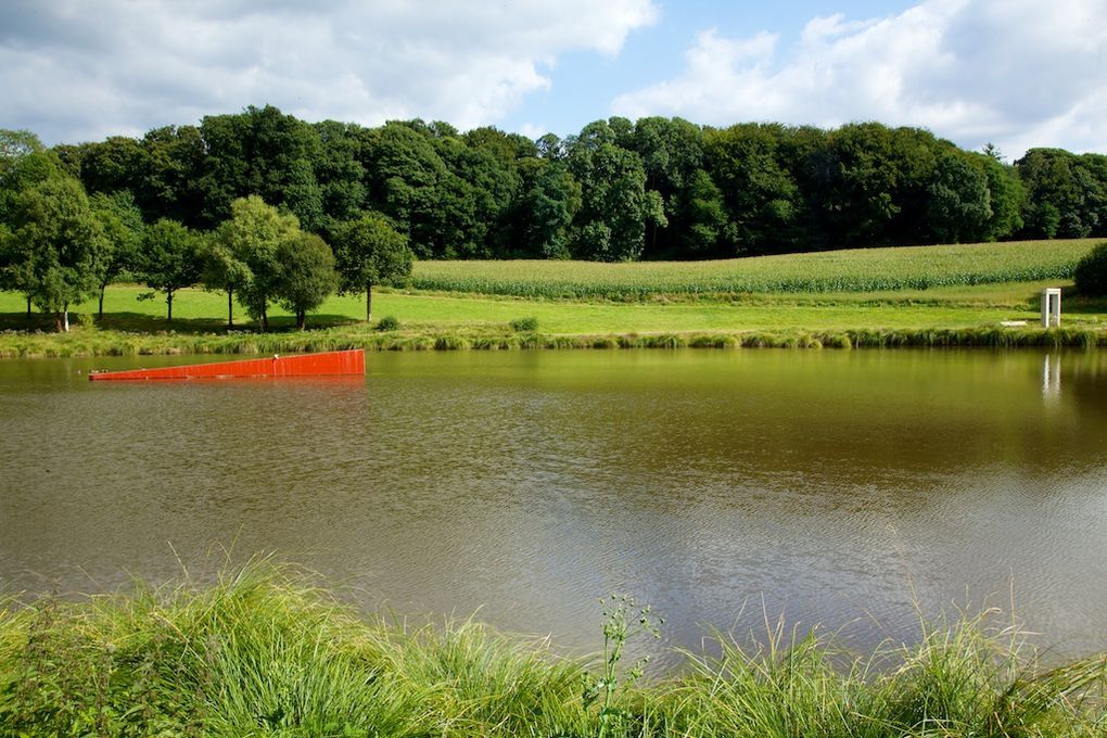 Domaine de Kerguéhennec, dans le Morbihan, où l'on peut voir des sculptures en se promenant dans le parc et où ont lieu régulièrement des expositions temporaires.