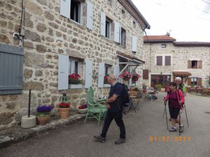 Leigniec nous apparaît au loin . Du promontoire  de l'église ,nous apercevons d' un côté les monts du Forez ,de l'autre le Pilat.