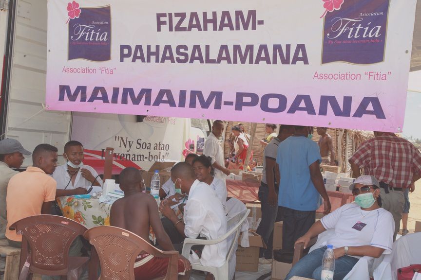 Les membres de l'Association Fitia à Ankiembe, Toliara, pour venir en aide aux sinistrés du cyclone Haruna. Photos: Harilala Randrianarison