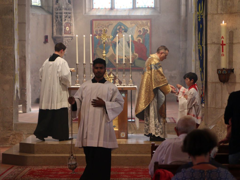 Messe solennelle de l'Assomption. Verre de l'amitié offert par Alan et Cyrielle pour fêter le Baptême de Elya.