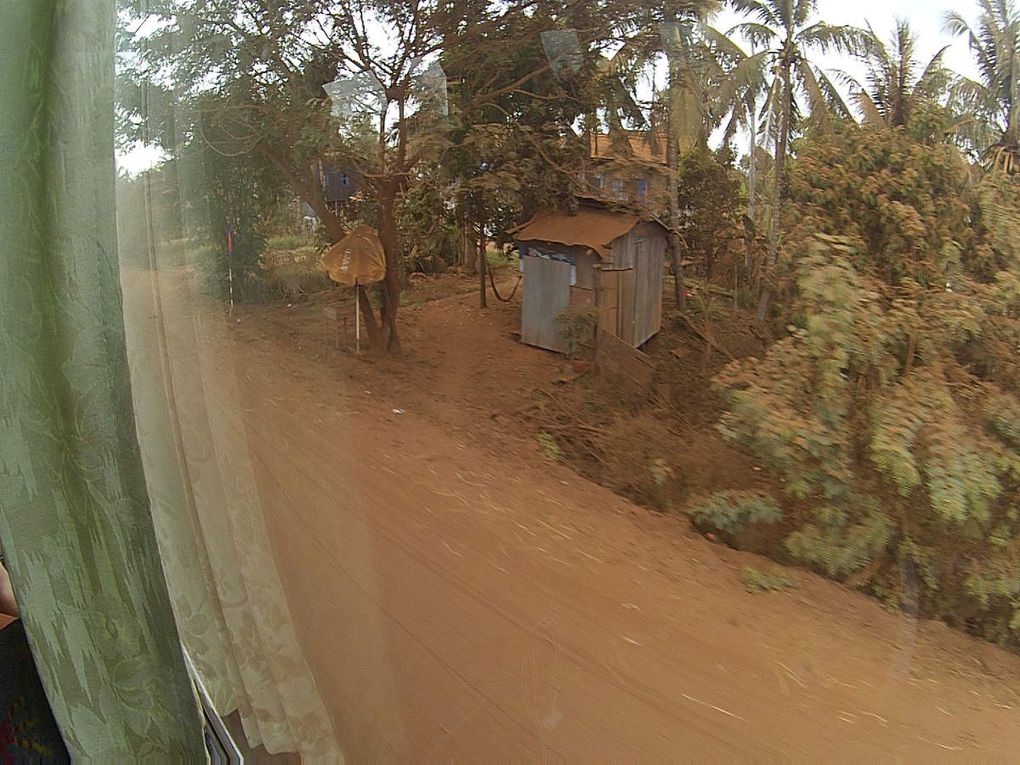 la poussiere degage par le passage des vehicules ce depose sur les habitations, vegetaux et probablement dans les poumons des habitants des ces lieux