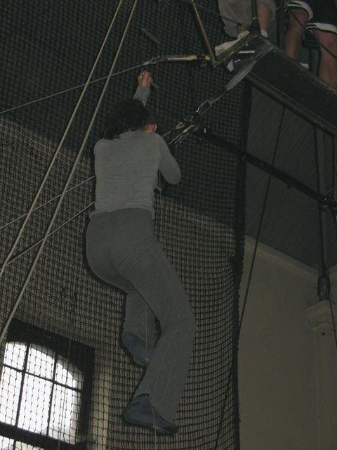 L'asbl Trapèze a permis aux membres du club de gym la RSG d'essayer le trapèze volant après un petit écolage.  Frissons garantis!