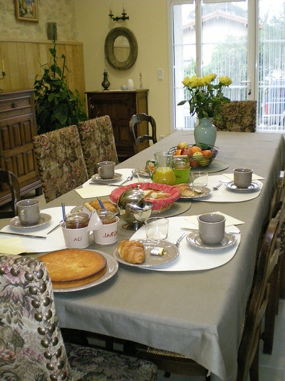 Lorsque le temps ne le permet pas, les copieux petits déjeuners sont pris à l'intérieur.