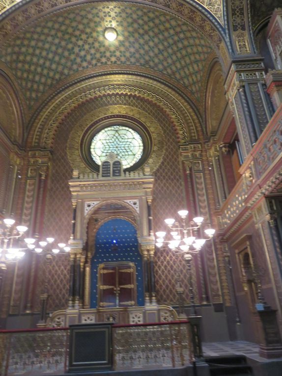 L'intérieur de la synagogue espagnole