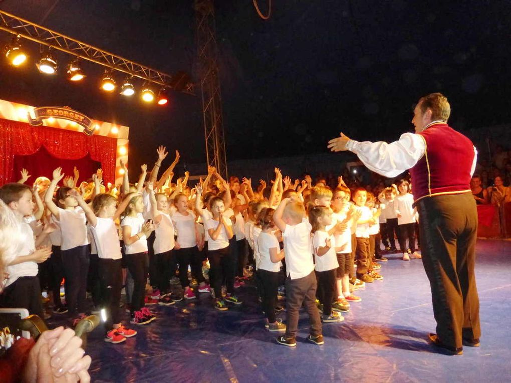 Les enfants à l'issue de leur spectacle