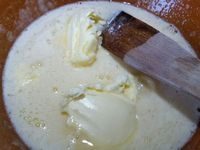1 - Dans une jatte mélanger le sucre, le sucre vanillé avec les oeufs ajoutés un par un jusqu'à ce que le mélange blanchisse. Incorporer le beurre en pommade (le sortir à l'avance pour qu'il soit bien ramolli) petit à petit et bien mélanger. Ajouter la farine et la levure tamisées progressivement pour éviter les grumeaux et travailler jusqu'à obtenir un mélange homogène. Séparer en deux la préparation. 