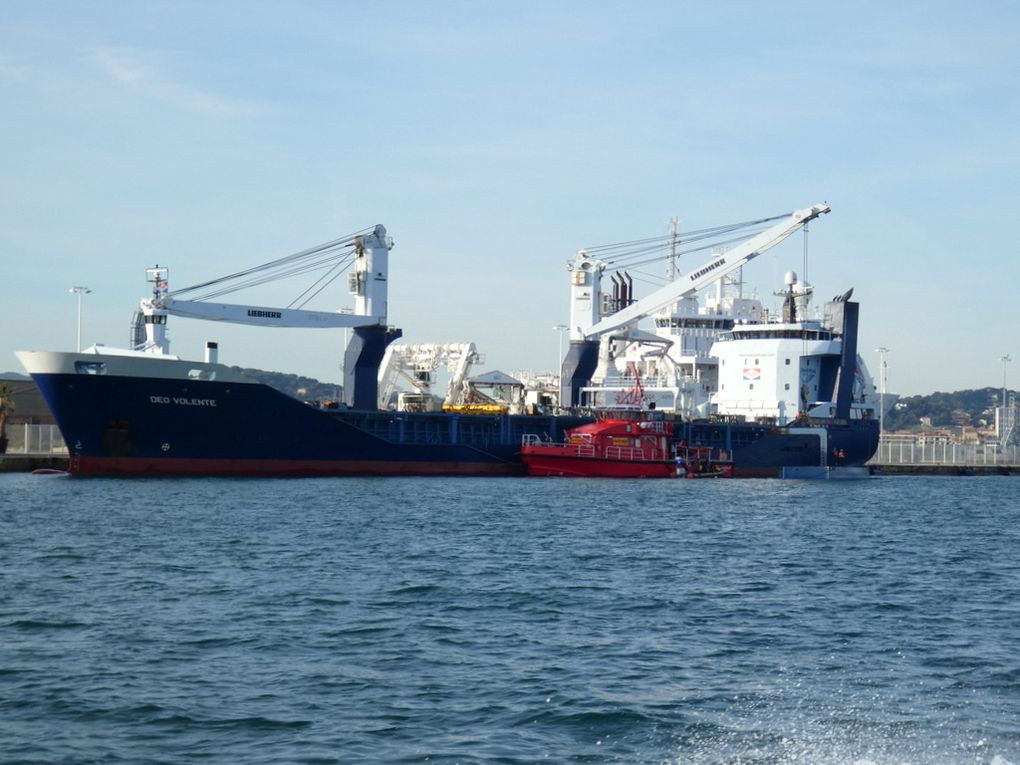 DEO VOLENTE  , à quai  au mole d'armement de la Seyne sur Mer , pour débarquement du bateau pompe des marins pompiers de Marseille  le " MATELOT  LOUIS  COLET " le 08 janvier 2019