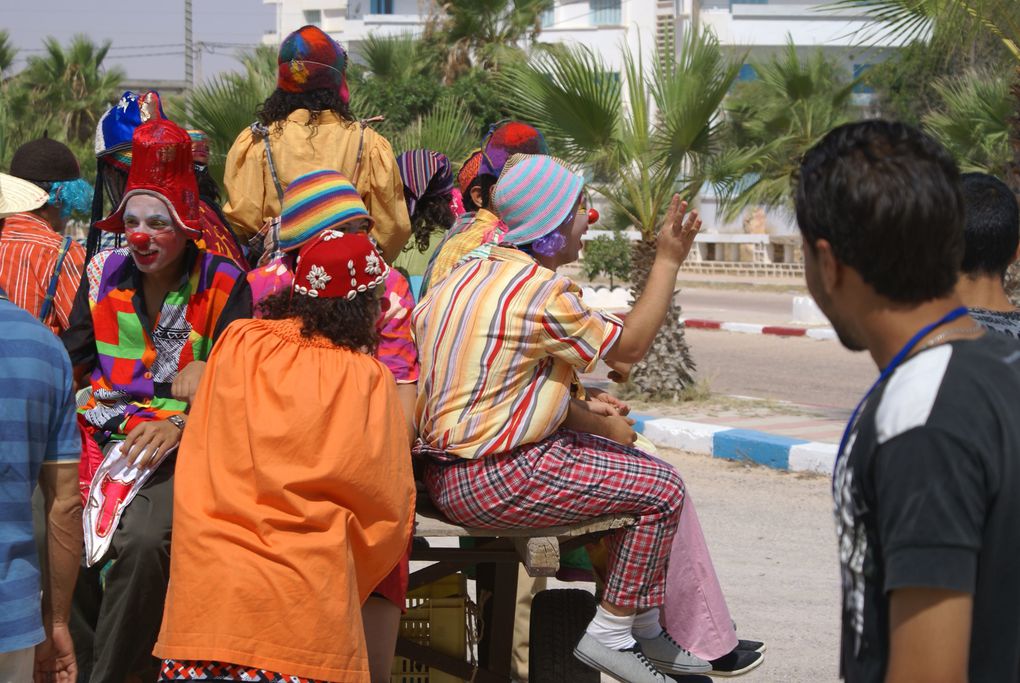 Les clowns se promènent dans le souk de Mahres.