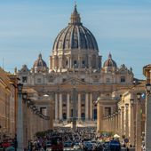 Bénédictions des couples de même sexe : le Vatican répond aux critiques