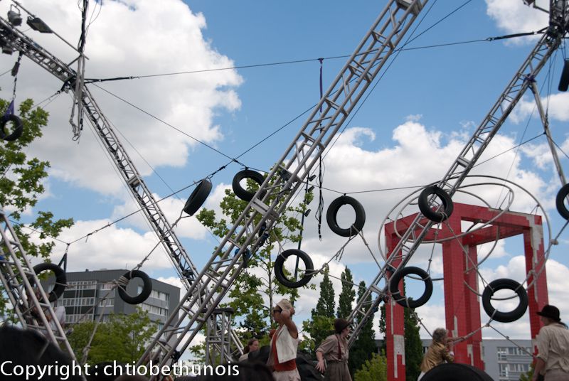 Accueil de la Troupe Galloise NOFITSTATE Circus à Béthune le 14 mai 2011