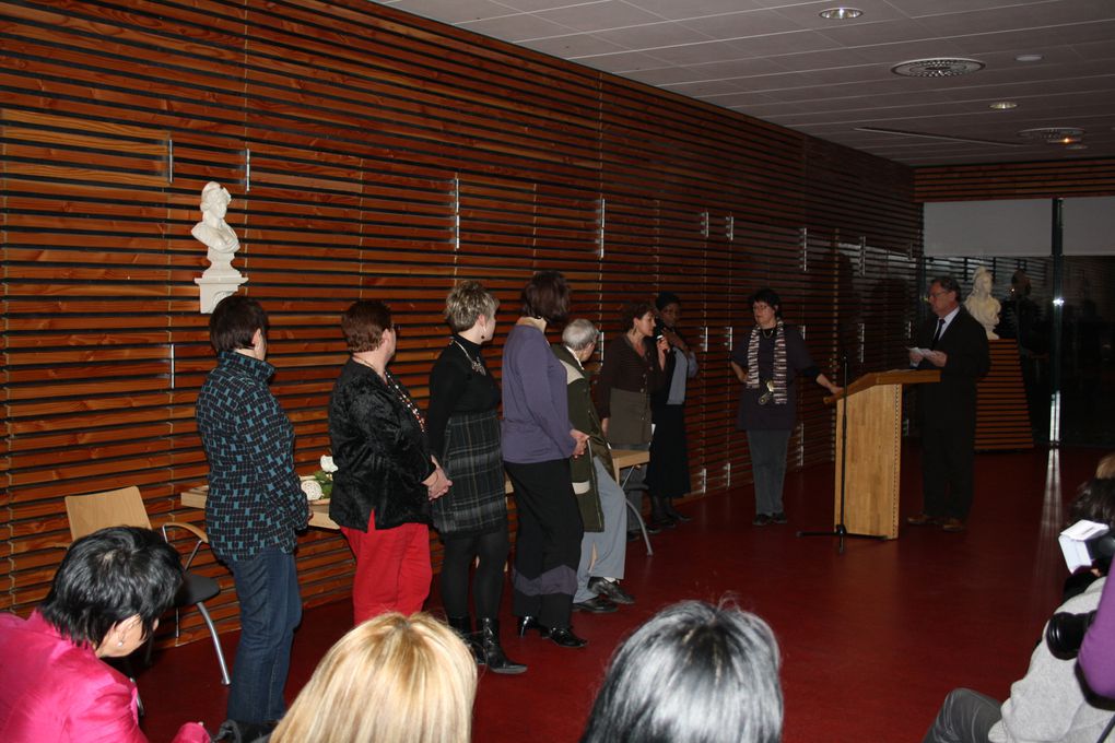 Quelques vues des temps forts de la Journée mondiale des femmes en 2010 à Saint-Herblain (salle des mariages...).