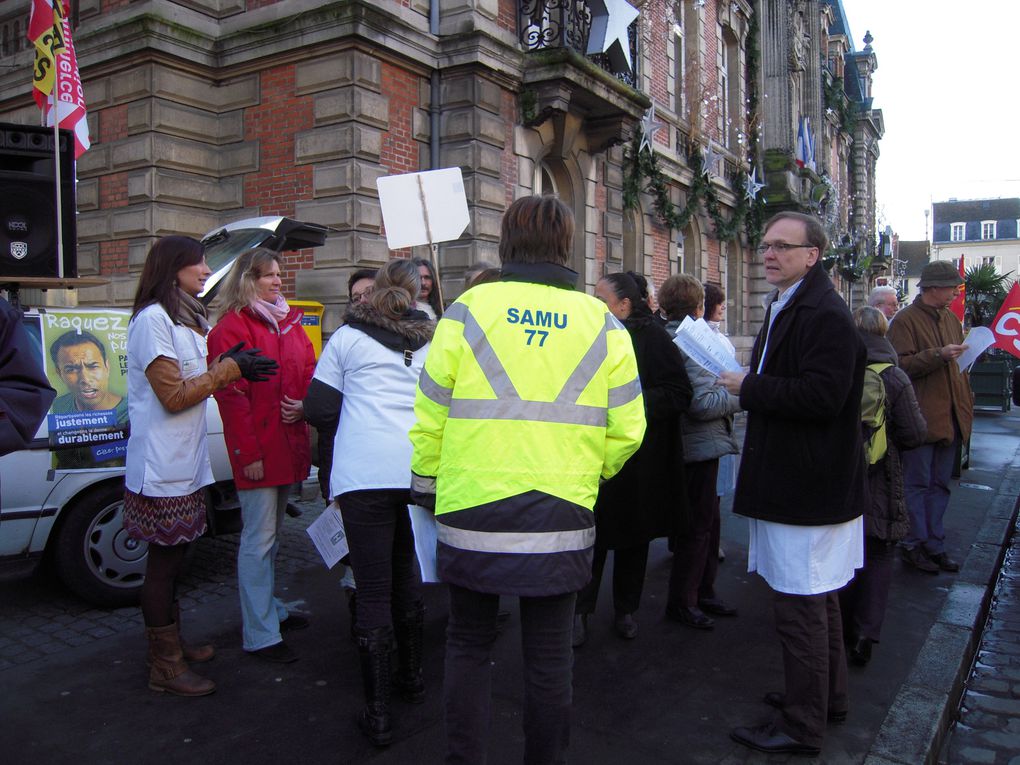 10 décembre 2011, nous étions nombreux devant la mairie de Fontainebleau pour refuser la privatisation partielle de l'hôpital de Fontainebleau.