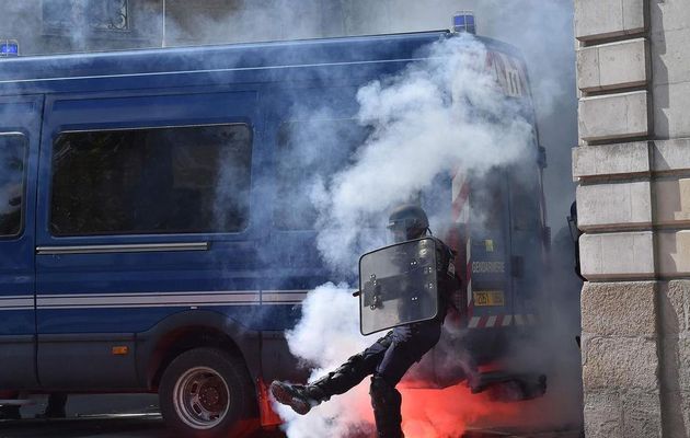 Loi travail : une mobilisation moindre et débordée par les violences