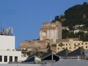 La ville et le port vus du rocher, le rocher vu de la ville, le chateau maure, témoin de la période musulmane