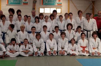 Les minimes de la Classe Départementale Judo du collège de Varsovie sélectionnés pour les Championnats de France UNSS de judo.