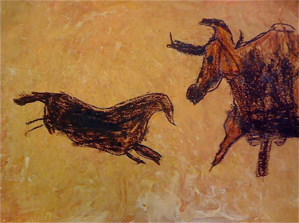 Voici un travail que nous avons mené en classe après avoir observé les peintures des grottes de Lascaux. Le fond a été réalisé à la gouache appliquée directement à la main, et les animaux ont été reproduits à l'aide du vidéo-projecteur