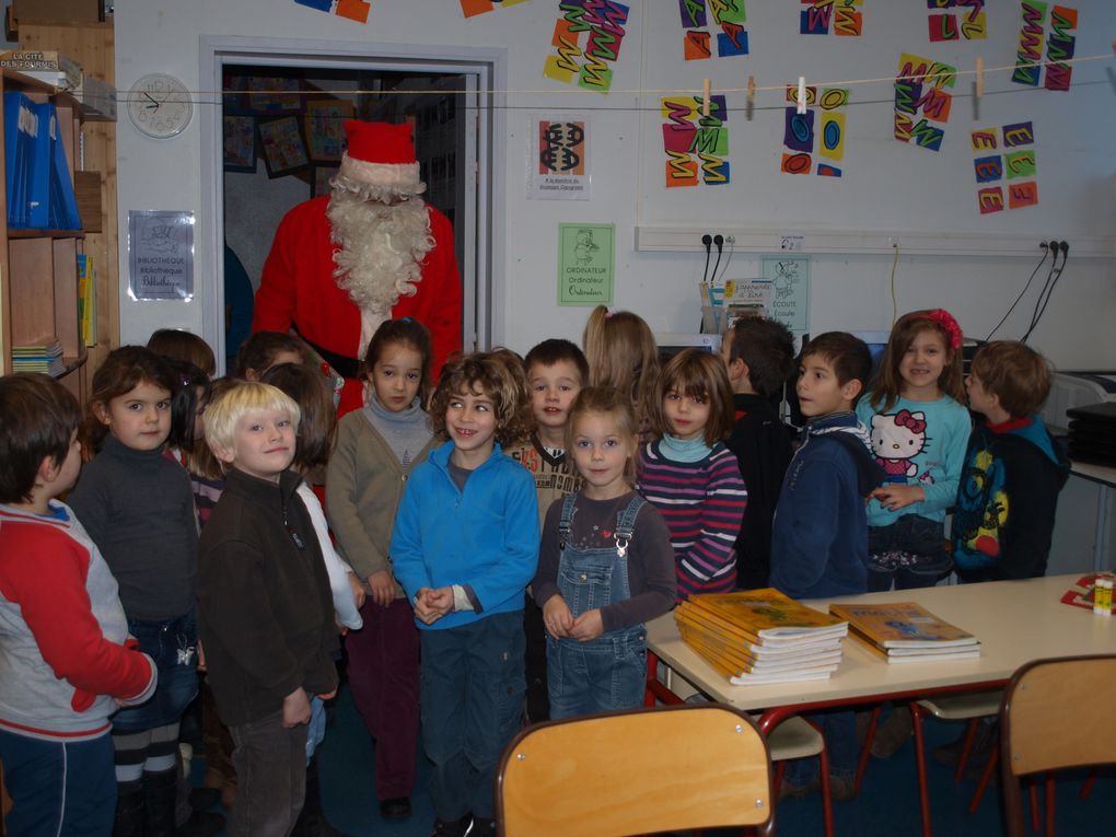 21 décembre 2012, arrivée du Père Noël à  l'école d'Esserts-Blay, visites des classes de GS/CP et de CP/CE1