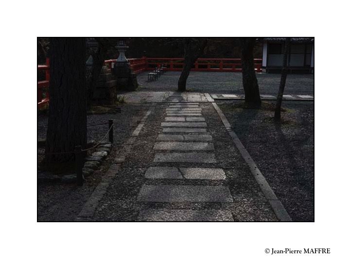 Les jardins, la sculpture et la poésie sont caractéristiques du Japon. Le passé y occupe une place importante.