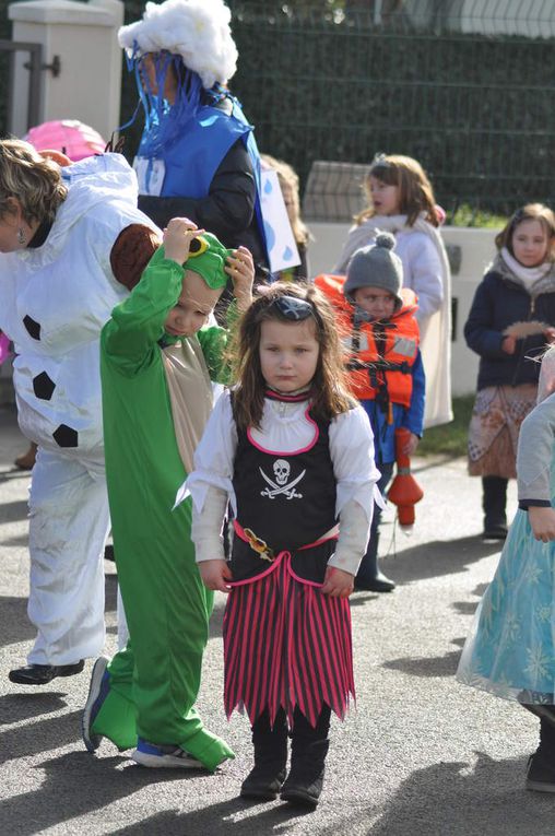 Cette année le temps ne nous a pas permis d'aller jusqu'au port de Lomener, cependant nous avons profité d'une éclaircie l'après-midi pour présenter notre petit spectacle dans la cour avant d'aller prendre le goûter à la plage.