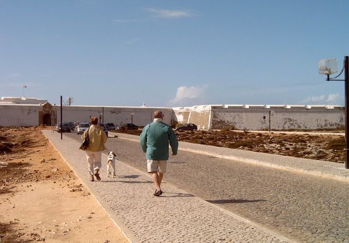 A l'extrême sud du Portugal, la Pointe de Sagres est à la fois un lieu mythique des Grandes Découvertes, et un territoire majestueux de "bout du monde" battu par les vents