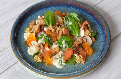 Salade festive à la truite fumée et oeufs de truite, condiment graines de moutarde