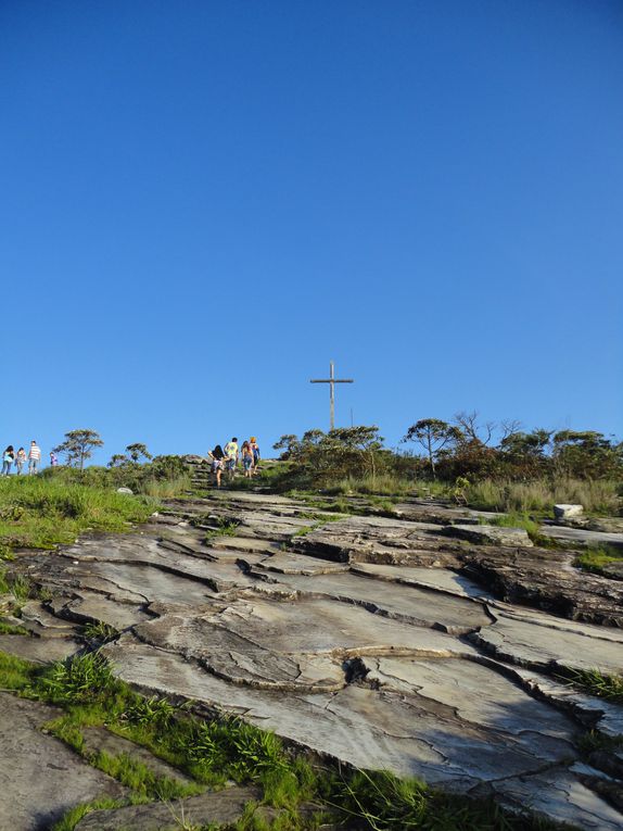 Weekend dans cette ville mystique du sud de l'état de Minas où se cacherait gnomes, extra et intraterrestre!
Les chutes d'eau, montagnes, et autres beautés naturelles permettent de clore parfaitement entre amis ce premier semestre au brésil