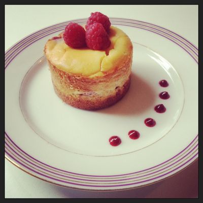 Cheesecake léger aux framboises et biscuits roses de Reims