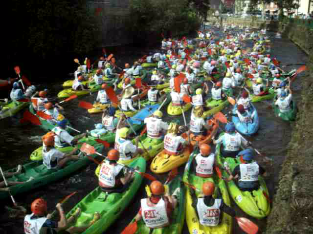 Deuxième journée du week-end de la compétition loisir des 24 heures kayak 2010, se disputant en Bretagne à Inzinzac-Lochrist. Rire, chavirements, échouages et éclaboussures sont au programme !