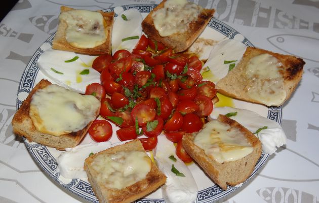 Brunch Tartines au Scamorza fumée, tomates cerises et mozzarella au basilic